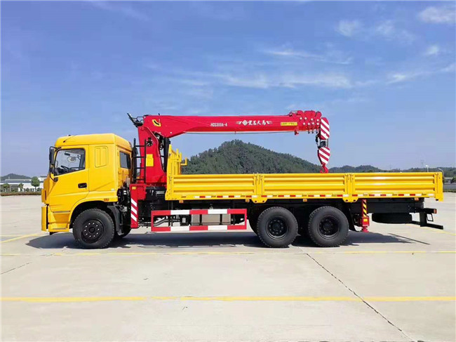 三環(huán)后八輪短軸距隨車吊，可選裝8噸、10噸、12噸吊機(jī)