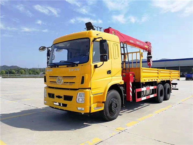 三環(huán)后八輪短軸距隨車吊，貨箱7.2米