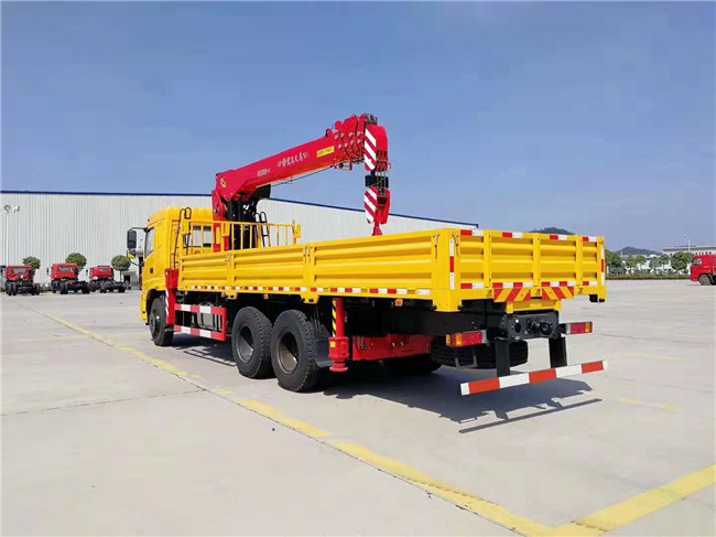 三環(huán)后八輪短軸距隨車吊尾部外觀