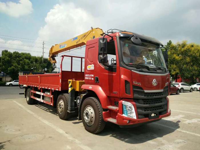 柳汽前四后四隨車吊（8-10噸）