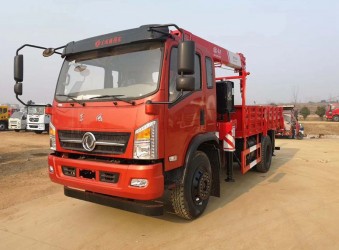 裝6.3噸吊機,廂長5.8米的,最便宜的東風隨車吊(自備吊)