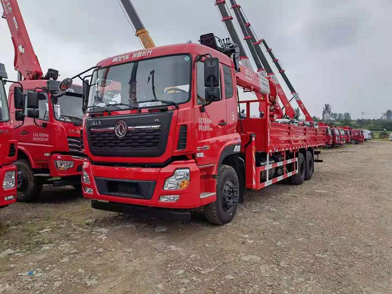 東風(fēng)天龍后八輪隨車吊(10-12噸)